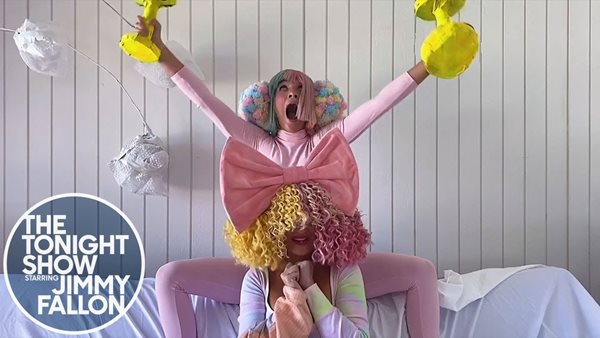 Pancakes, φούσκες και τούλια στην εμφάνιση της Sia στο show του Jimmy Fallon