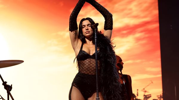 Η Dua Lipa ερμηνεύει Aerosmith στην Βοστώνη.