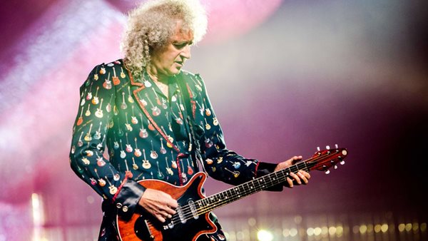 O Brian May αναρρώνει ύστερα από εγχείρηση στο πόδι του