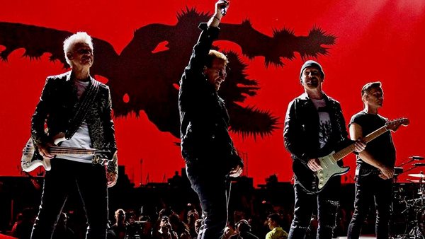 Ο superfan που "πήδηξε" στην αγκαλιά του Bono κατά τη διάρκεια συναυλίας