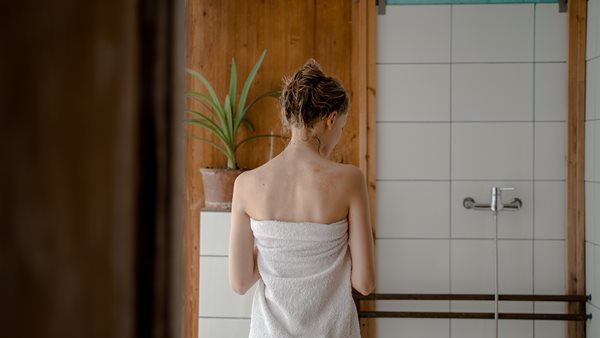 Γιατί είναι καλύτερα να ΜΗΝ κάνουμε ντους λίγο πριν τον ύπνο