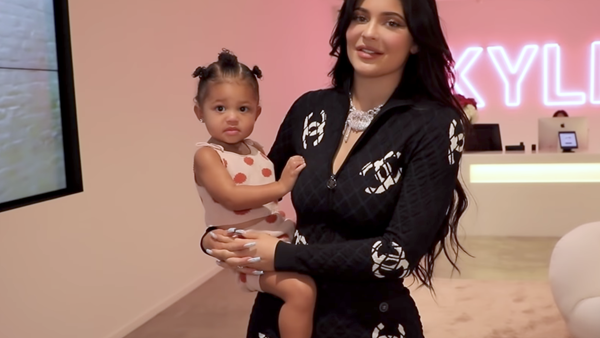 Kylie Jenner - Το αξίας 12.000 δολαρίων δώρο στη μικρή Stormi
