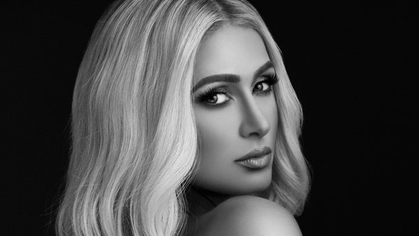 Το ίντερνετ ξαφνιάστηκε από την... πραγματική φωνή της Paris Hilton