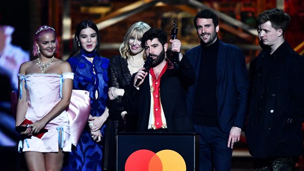 Οι Foals κέρδισαν στα BRIT Awards και ζήτησαν περισσότερες γυναίκες υποψήφιες