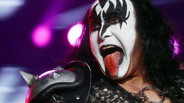 Gene Simmons - Θεωρεί πως ο Donald Trump έφερε ξανά στην επιφάνεια τον ρατσισμό και τις θεωρίες συνωμοσίας