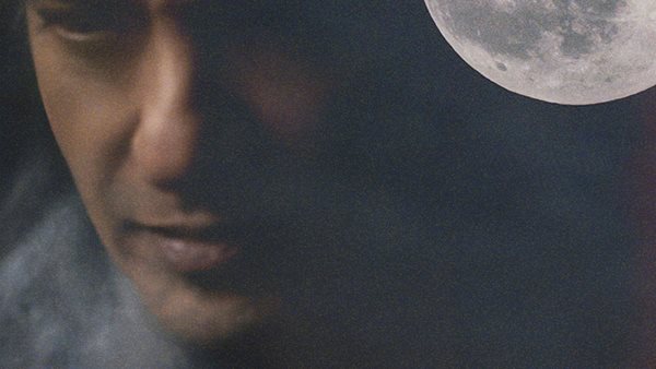 Ο Διονύσης Σχοινάς τραγουδά για ένα "Χειμωνιάτικο Φεγγάρι"