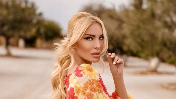 Κατερίνα Καινούργιου: "Δεν σχολίασαν τον τρόπο που χειρίστηκα το θέμα, αλλά το ντεκολτέ μου"