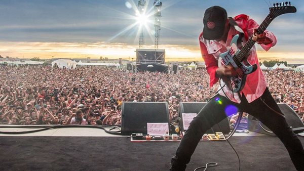 Ο Tom Morello των Rage Against The Machine θα είναι special guest των Smashing Pumpkins στο ΣΕΦ