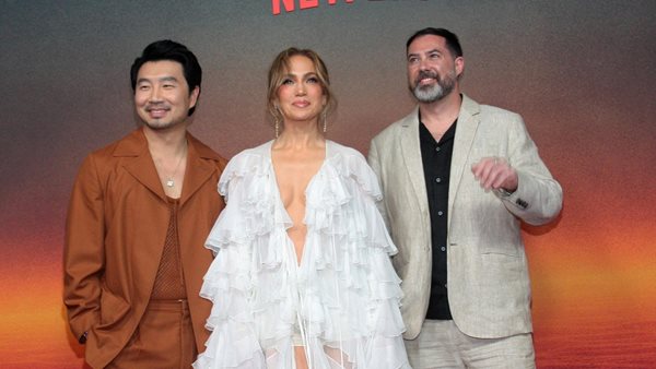 Δείτε τον Simu Liu να υπερασπίζεται την Jennifer Lopez!