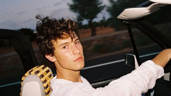 Shawn Mendes - Προμοτάρει νέο single βγάζοντας τη μπλούζα του στο TikTok