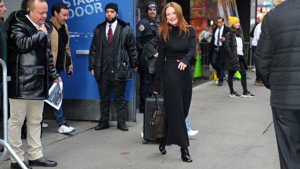Οι φωτογράφοι "συνάντησαν" την Julianne Moore στη Νέα Υόρκη