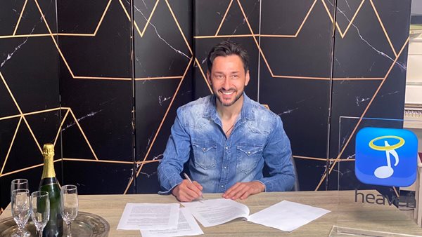 Ο Πάνος Καλίδης στην οικογένεια της Heaven Music