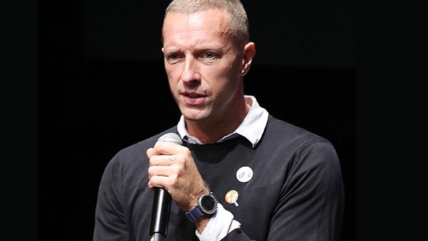 Chris Martin - Δεν αντέχει να ακούει τη φωνή του στα τραγούδια των Coldplay