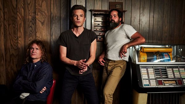 The Killers - Διέκοψαν συναυλία τους για έναν... ιδιαίτερο crowd surfer