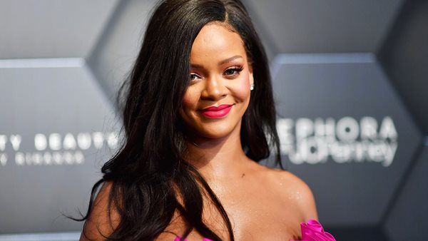 Η Rihanna μας μαθαίνει πώς να προφέρουμε σωστά το όνομά της