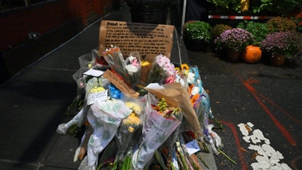 Λουλούδια και δώρα για τον Τσάντλερ Μπίνγκ έξω από το σπίτι