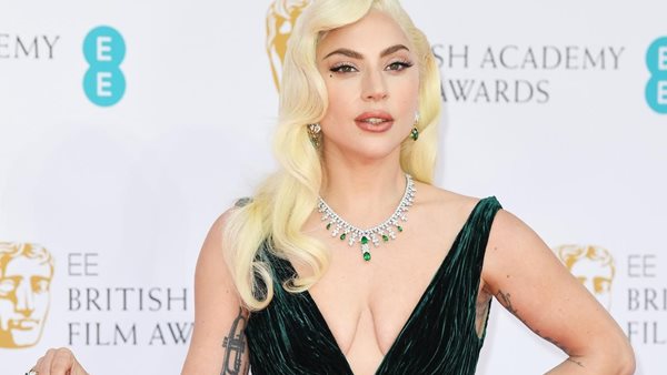 Lady Gaga - Glam εμφάνιση όχι σε μία, αλλά σε δύο τελετές απονομής κινηματογραφικών βραβείων