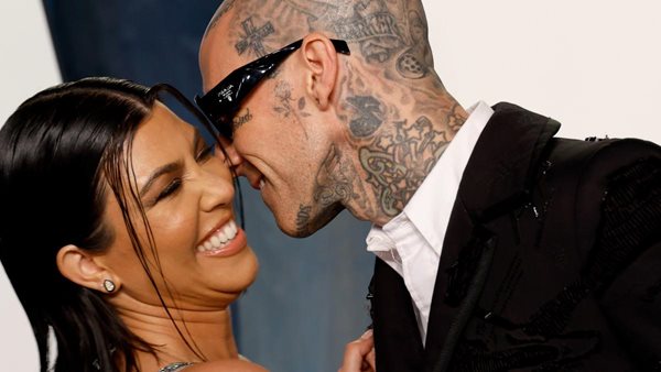 Vegas baby - Η Kourtney Kardashian μοιράστηκε το (fake) γαμήλιο album με τον Travis Barker