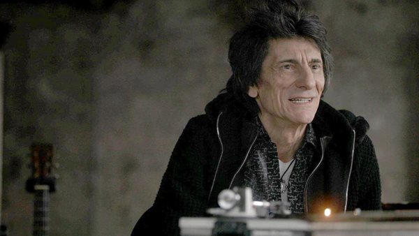 Ο Ronnie Wood εξηγεί γιατί ζωγράφισε γυμνό τον Mick Jagger