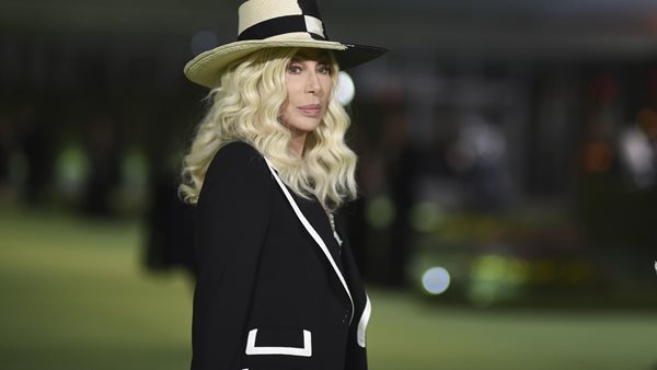 Cher - Μηνύει τη χήρα του Sonny Bono για 1 εκατομμύριο δολάρια