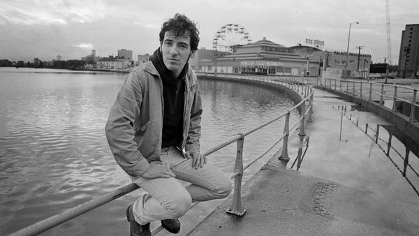 O Bruce Springsteen γιορτάζει 50 χρόνια καριέρας με το νέο του "Best Of" άλμπουμ!