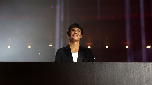 Ο Γάλλος παραγωγός Kungs επιστρέφει με το "Light Me Up"!