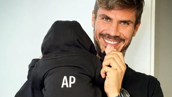 O Άκης Πετρετζίκης ποζάρει με τον γιο του στην πιο τρυφερή φωτογραφία