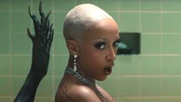 H Doja Cat νιώθει μια έλξη για τους δαίμονες τελευταία.