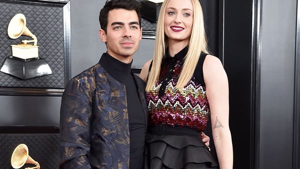Britney Spears, Joe Jonas, Sophie Turner έκαναν το Covid-19 εμβόλιό τους