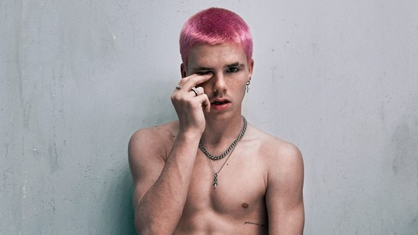 Cruz Beckham - Με ροζ μαλλιά και τατουάζ στο πρώτο του εξώφυλλο