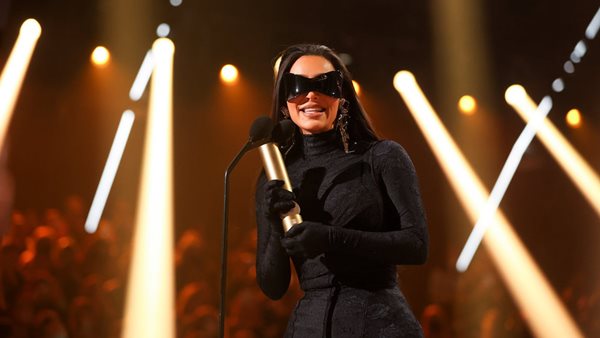 Kim Kardashian - Ευχαρίστησε τον Ye παραλαμβάνοντας το Fashion Icon Award των φετινών People's Choice Awards