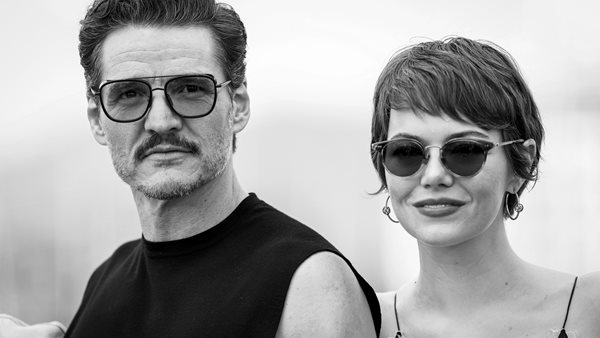 Δείτε την Emma Stone δίπλα στον Pedro Pascal στις Κάννες.
