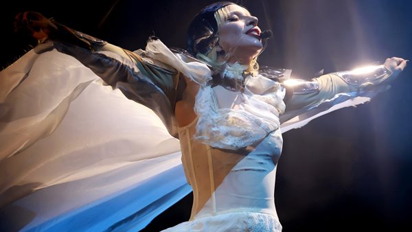 Iconic Lady Gaga καθηλώνει το κοινό στο Coachella.