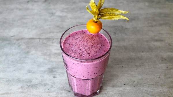 Το μοβ smoothie με superfoods που χαρίζει ενέργεια