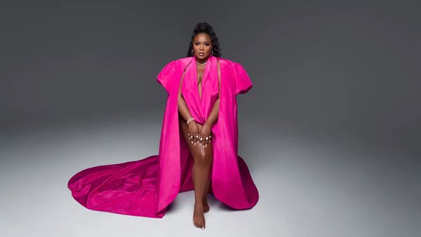 Η Lizzo χαίρεται το Halloween με κατακόκκινη κουπ