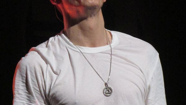 To νέο άλμπουμ του Eminem στην θέση Νο1 του Uk Chart!