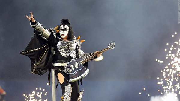 Gene Simmons - Το παρ'ολίγον ατύχημά του on stage