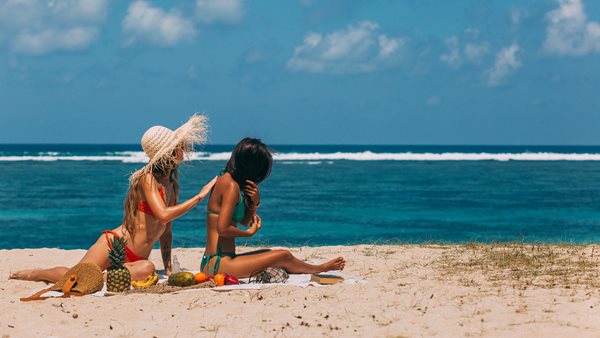 Πρώτο μπάνιο στη θάλασσα; Όσα πρέπει να κάνεις από πριν για να διατηρήσεις υγιή την επιδερμίδα σου