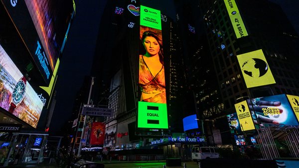 Έλενα Παπαρίζου - Μπήκε σε billboard της Times Square στη Νέα Υόρκη