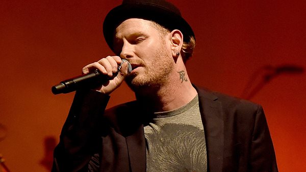 Corey Taylor: "Εάν ψάχνεις ποιος είναι ανεύθυνος, κοίτα στον πιο κοντινό καθρέφτη"