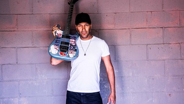 Tom Morello - Τι απαντά σε εκείνους που του ζητάνε να μην μπλέκεται σε πολιτικά θέματα