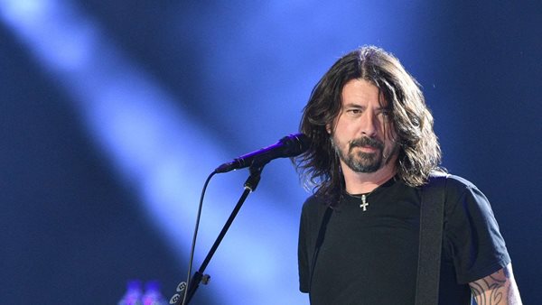 Στα ελληνικά η αυτοβιογραφία του Dave Grohl, ντράμερ των Nirvana και frontman των Foo Fighters