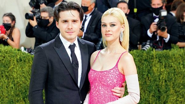 Brooklyn Beckham & Nicola Peltz - Οι φωτογραφίες του νυφικού και η αλλαγή ονόματος του γαμπρού