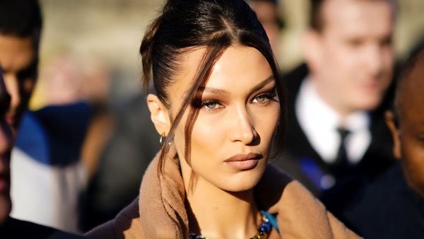 Bella Hadid: "Ένιωθα έναν ανυπόφορο και εξουθενωτικό ψυχικό και σωματικό πόνο"