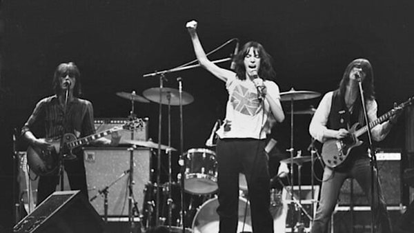 #RockThisDay - 16 Μαΐου: H Patti Smith δίνει για πρώτη φορά συναυλία στη Μ. Βρετανία