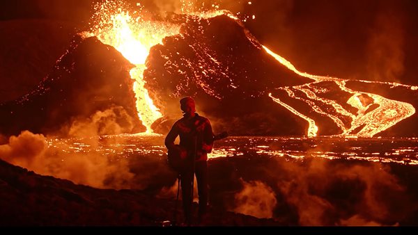 Ο JJ Julius Son των Kaleo μπροστά σε ένα ηφαίστειο που εκρήγνυται