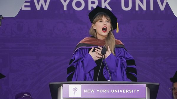 Taylor Swift - Έγινε επίτιμη διδάκτωρ του NYU και μίλησε στους απόφοιτους του 2022