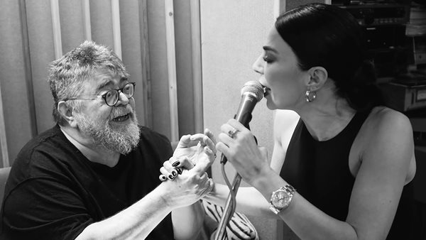 Σταμάτης Κραουνάκης και Κέλλυ Κελεκίδου σε μία αναπάντεχη συνεργασία