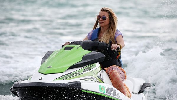 H Britney Spears κατηγορεί τους paparazzi ότι της προσθέτουν βάρος με photoshop