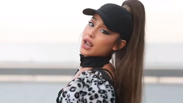 Ariana Grande: Τι απαντά στις κατηγορίες ότι τραγουδά με playback στις συναυλίες της